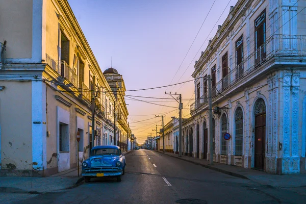 Klasický automobil v ulici Havana, Kuba při západu slunce. — Stock fotografie