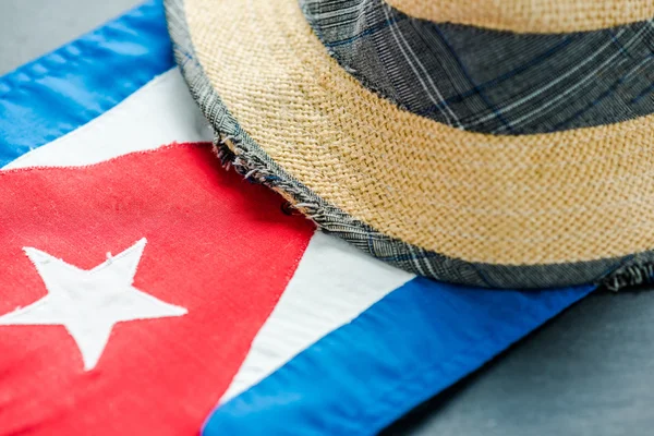 Vakantie in Cuba, hoed en nationale vlag — Stockfoto