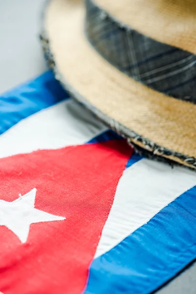 Vacaciones en Cuba, Sombrero y Bandera Nacional —  Fotos de Stock