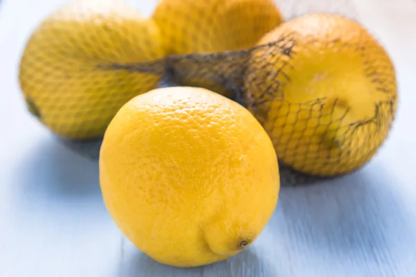 Limones frescos en la red de compras o bolsa —  Fotos de Stock