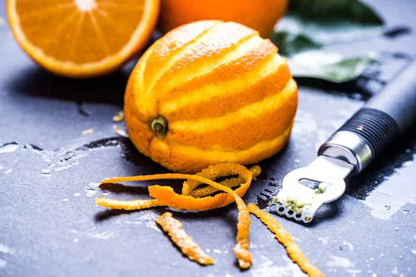 Orange et zeste, ingrédients naturels rafraîchissants — Photo