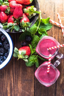 Taze diyet berry smoothie yapmak