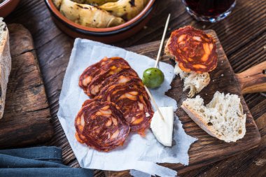 Otantik İspanyolca tapas arkadaşlarınızla paylaşmak çubuk