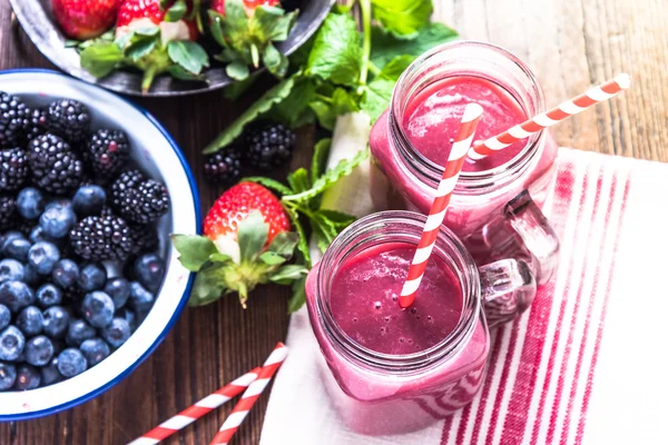 Preparação de smoothie antioxidante e refrescante — Fotografia de Stock