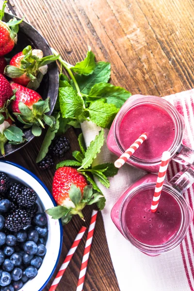 Preparazione di frullato antiossidante e rinfrescante — Foto Stock