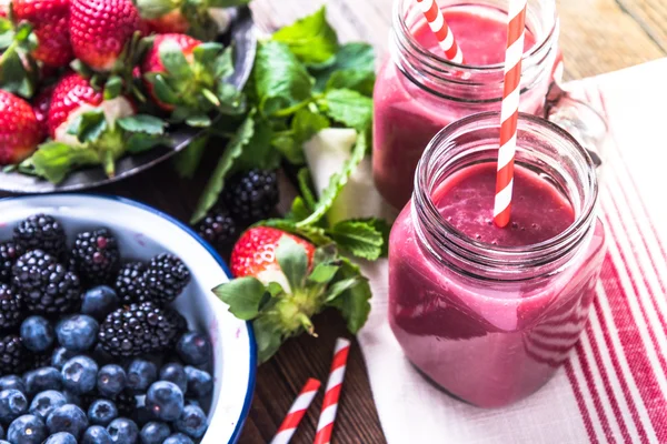 Well being and weight loss concept, berry smoothie. — Stock Photo, Image