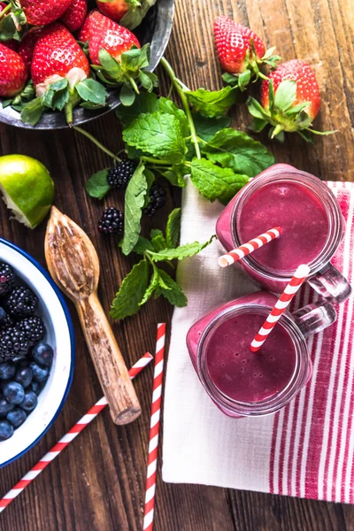 Bem-estar e conceito de perda de peso, smoothie de baga . — Fotografia de Stock