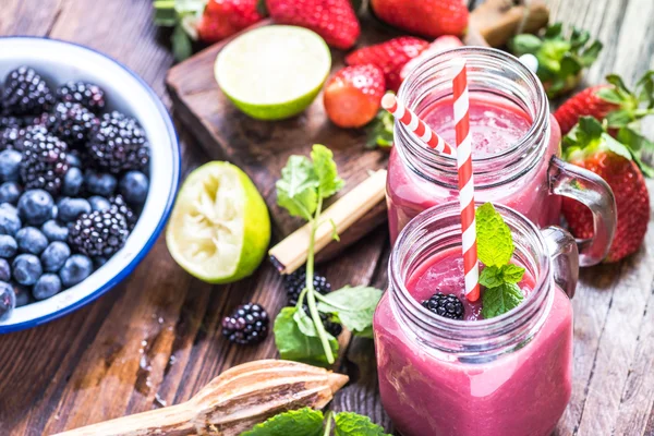 Antioxidáns és frissítő smoothie elkészítése — Stock Fotó