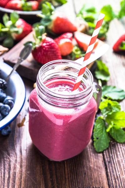 Goed wordt en gewicht verlies concept, berry smoothie. — Stockfoto