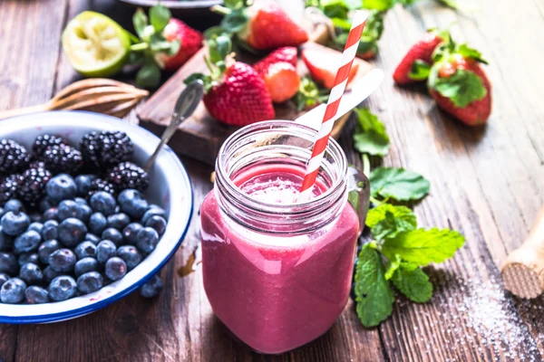 Bra att vara och vikt förlust koncept, berry smoothie. — Stockfoto