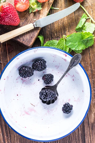 Konzept für Wohlbefinden und Gewichtsabnahme, Beeren-Smoothie. — Stockfoto