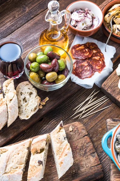 Traditionelle Tapas zur gemeinsamen Nutzung mit Freunden — Stockfoto