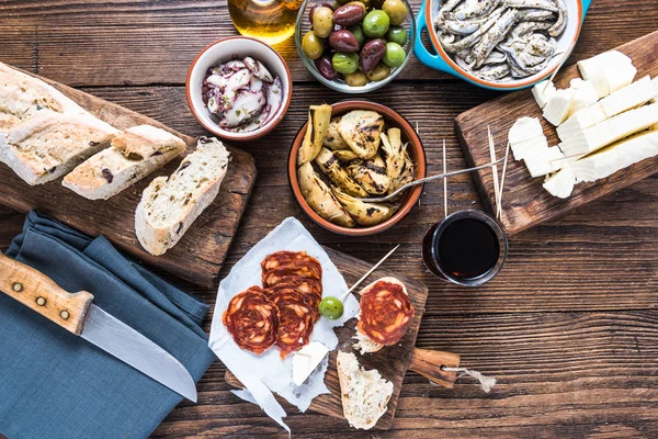 Traditionelle Tapas zur gemeinsamen Nutzung mit Freunden — Stockfoto