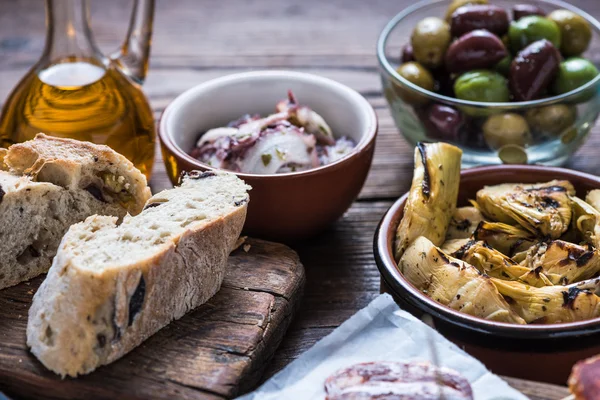 Authentieke Spaanse tapas delen met vrienden in staaf — Stockfoto