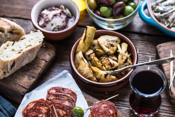 Compartir auténticas tapas españolas con amigos en el bar — Foto de Stock