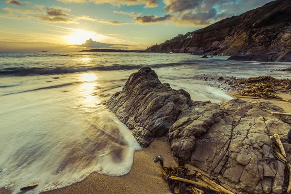 Filtre uygulanmış etkisi vintage fotoğraf, kumsalda gün batımı. — Stok fotoğraf