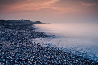 Budleigh Salterton sahilde romantik gündoğumu