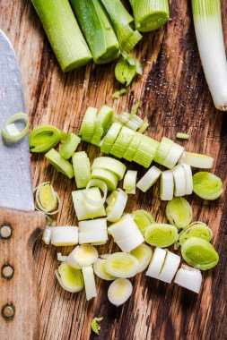 Ahşap choping tahta üzerinde taze pırasa