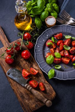 Basit ve sağlıklı yemek, domates ve fesleğen