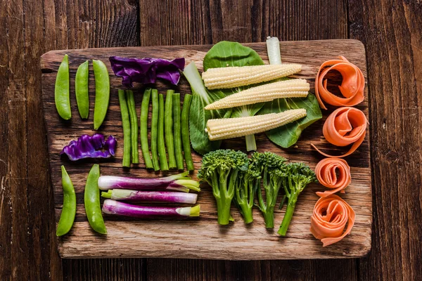 Разноцветные овощи на борту — стоковое фото
