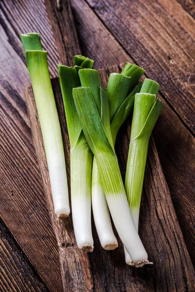 Fresh leek on wooden choping board — Stock Photo, Image