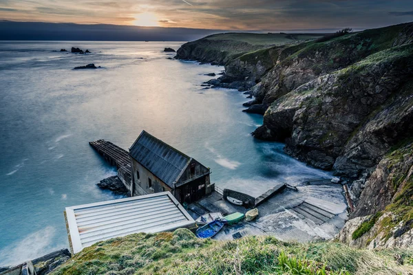 Flygfoto över övergivna dock bygga på dramatiska solnedgången. — Stockfoto