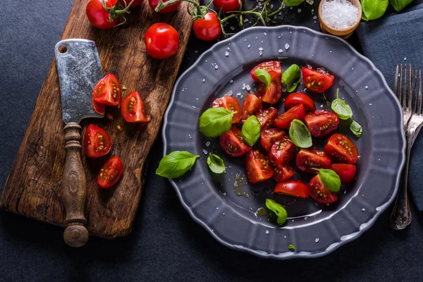 Eenvoudig en gezond gerecht, tomaat en basilicum — Stockfoto