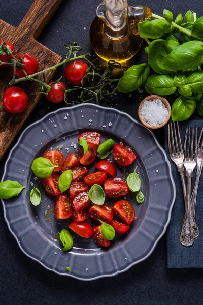 Eenvoudig en gezond gerecht, tomaat en basilicum — Stockfoto