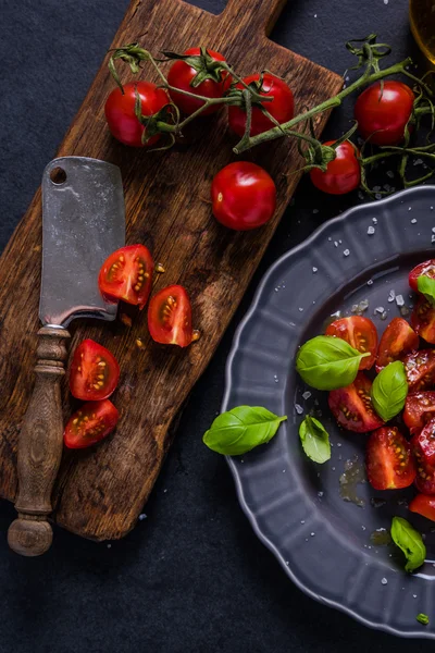 Proste i zdrowe danie, pomidorów i bazylii — Zdjęcie stockowe