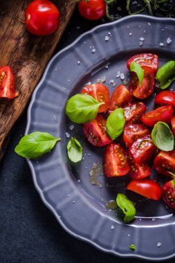 Basit ve sağlıklı yemek, domates ve fesleğen