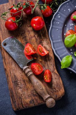 Basit ve sağlıklı yemek, domates ve fesleğen