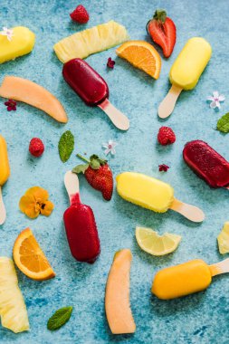 ev yapımı dondurma yukarıdan yenileniyor