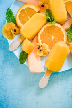 Taze meyve ile turuncu çubuklu dondurmayı