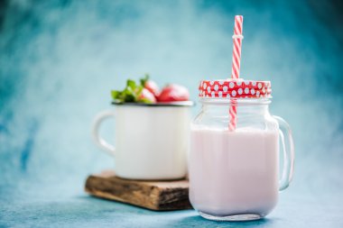 Vintage kavanoza çilekli milkshake