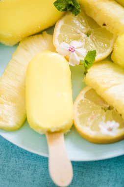 Limon ve ananas popsicles