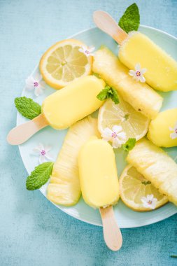 Limon ve ananas popsicles