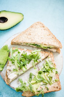 Tavuk ve avokado kepekli ekmek sandviç