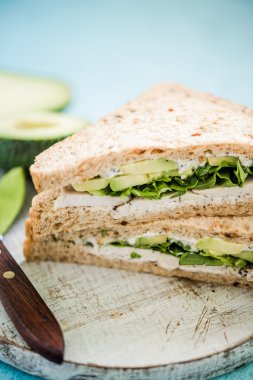 Sağlıklı Kahvaltı, avokado tavuk sandviç