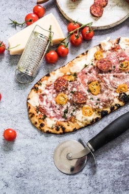 Pizza pişmiş geleneksel taş ovew