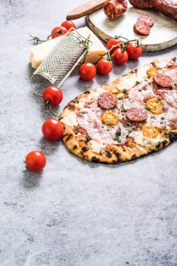 Pizza pişmiş geleneksel taş ovew