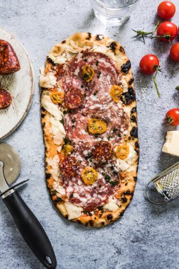 esnaf pizza malzemelerle pişmiş