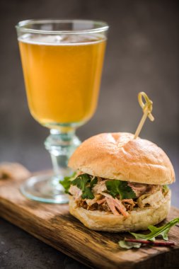 pub yemekleri, domuz bap elma suyu ile sunan