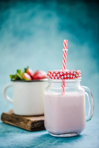 Vintage kavanoza çilekli milkshake — Stok fotoğraf