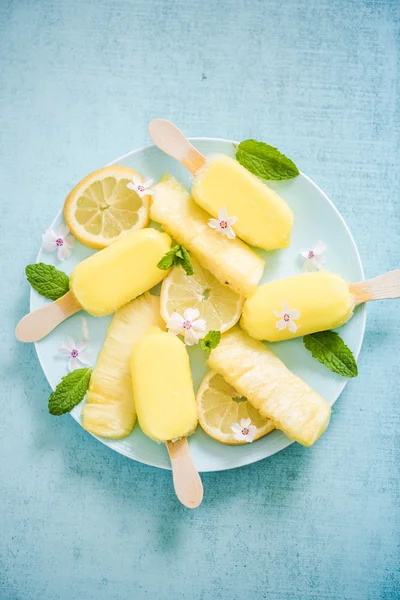Limon ve ananas popsicles