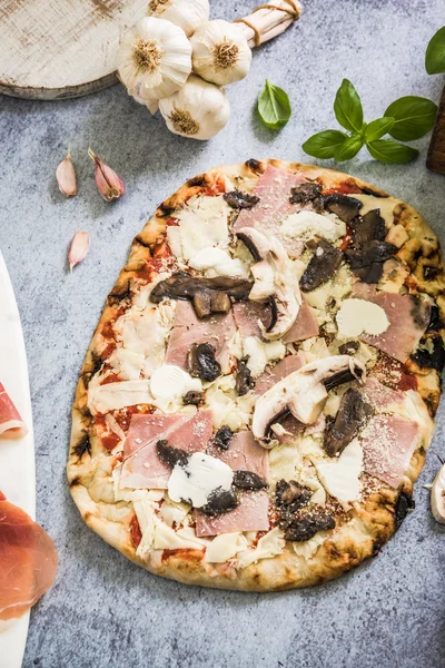 Pizza maison avec jambon et mashrooms — Photo