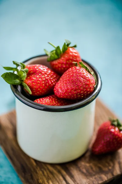 Jat vintage con fresas frescas — Foto de Stock