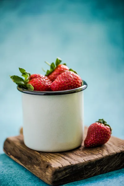 Jat vintage con fresas frescas — Foto de Stock