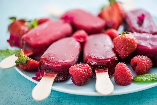 Homemade refreshing berry popsicle — Stock Photo, Image