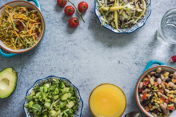 Разнообразные салаты в мисках сверху — стоковое фото