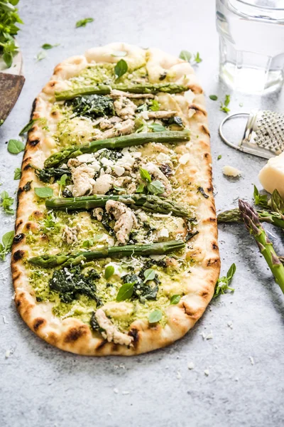 Pizza aux légumes frais de printemps et aux herbes — Photo